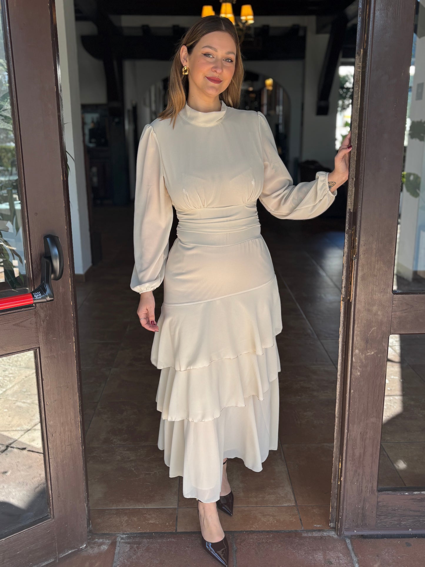Vestido volante beige