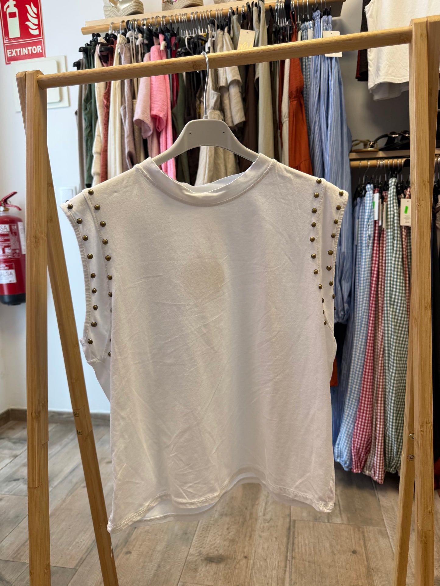Camiseta básica tachas