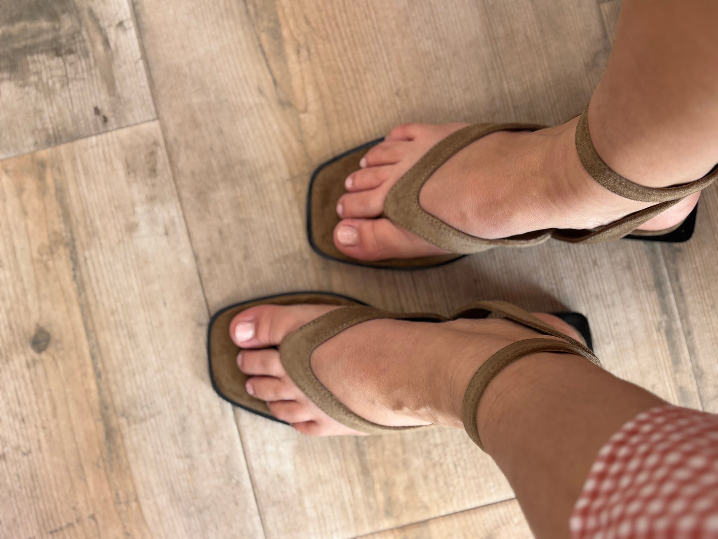 Sandalia kaki