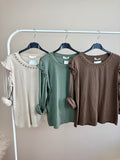 Camiseta tachuelas cuello