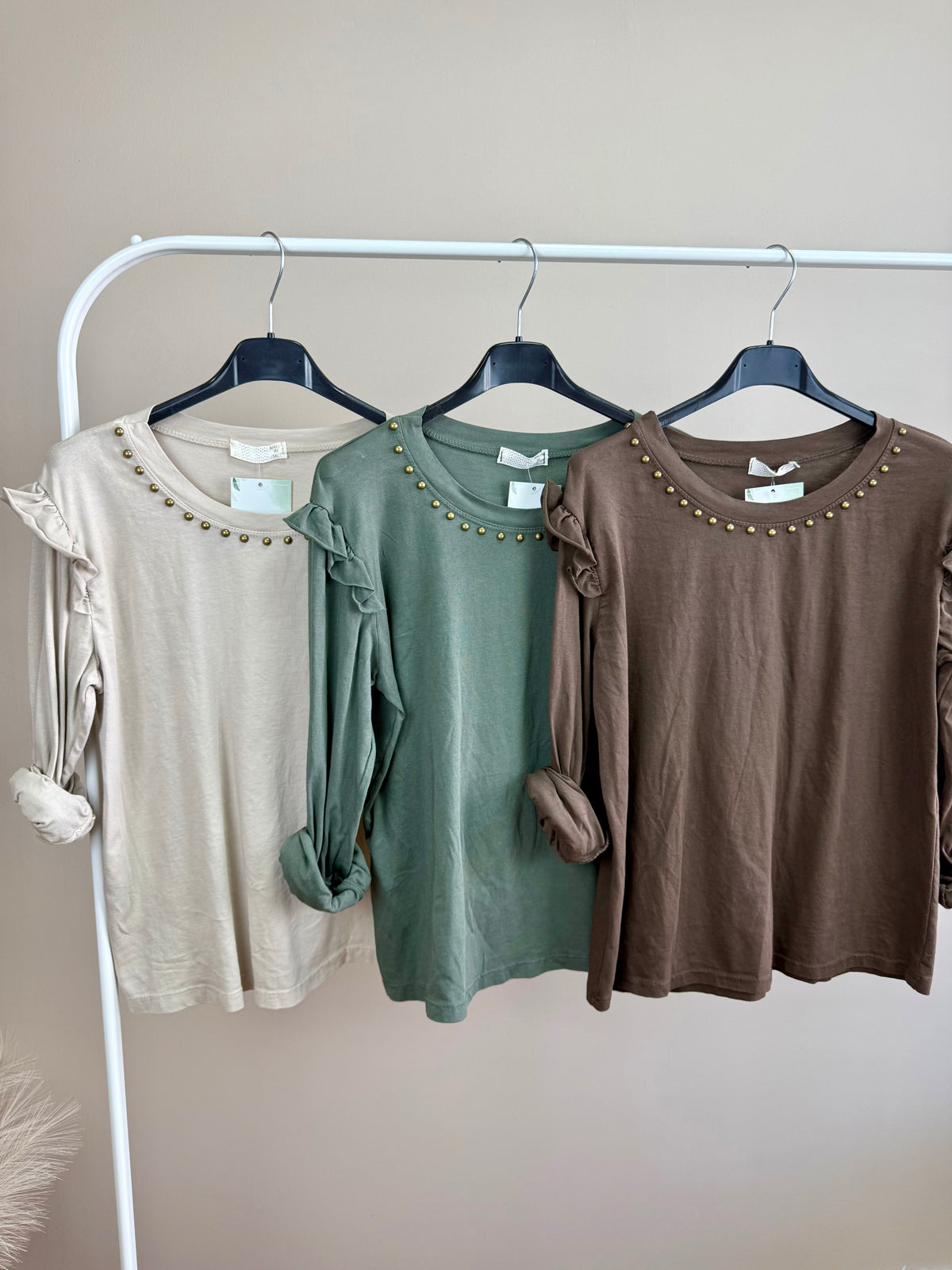 Camiseta tachuelas cuello