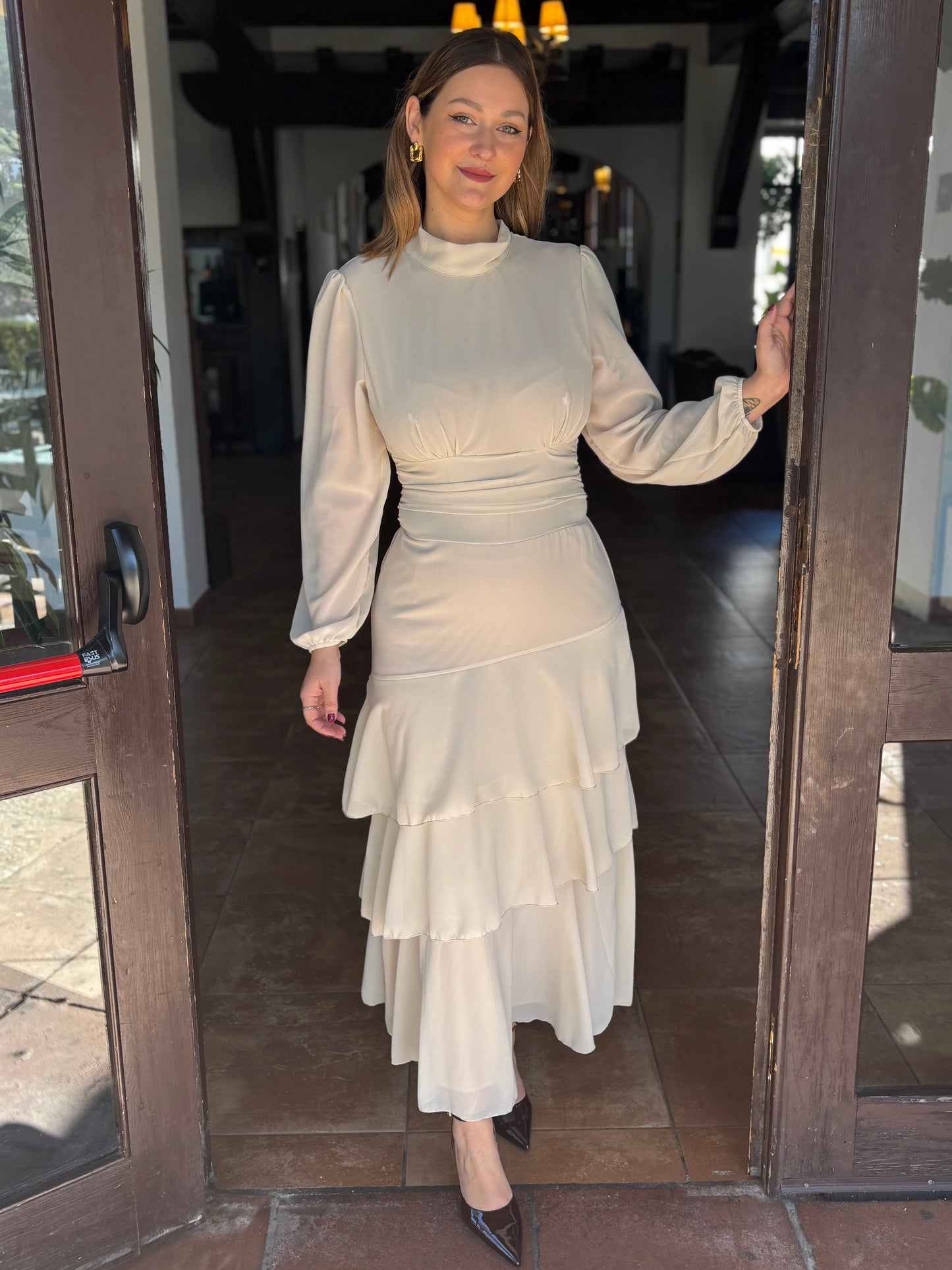 Vestido volante beige