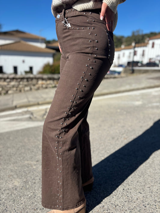 Pantalón vaquero marrón tachuelas