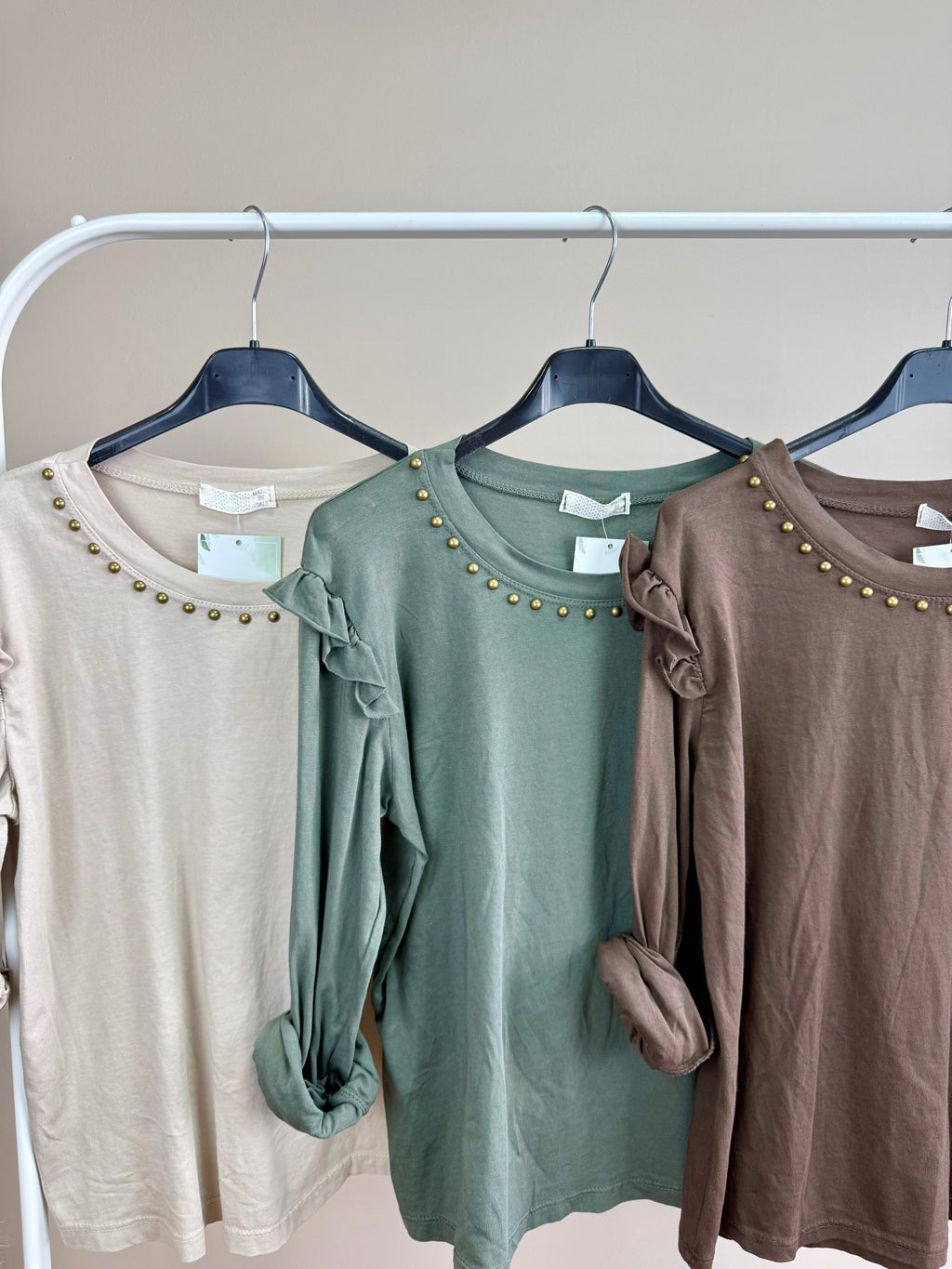 Camiseta tachuelas cuello